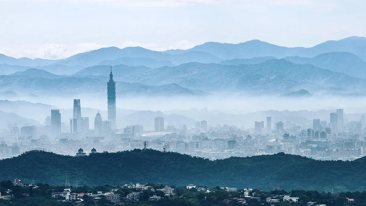 산과 안개에 둘러싸인 타이베이 시내 전경