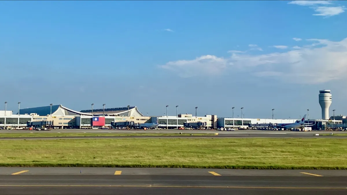 타오위안 국제공항 제1터미널과 관제탑